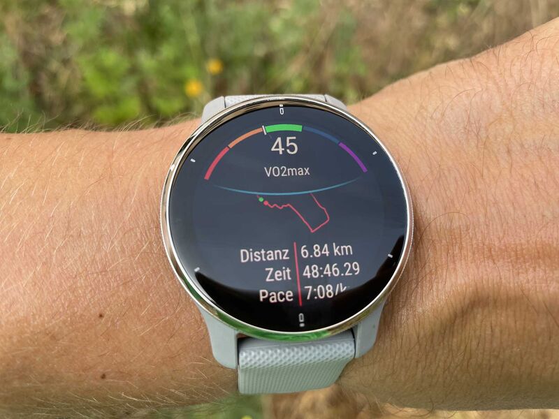 Man sieht die Garmin Venu 2.